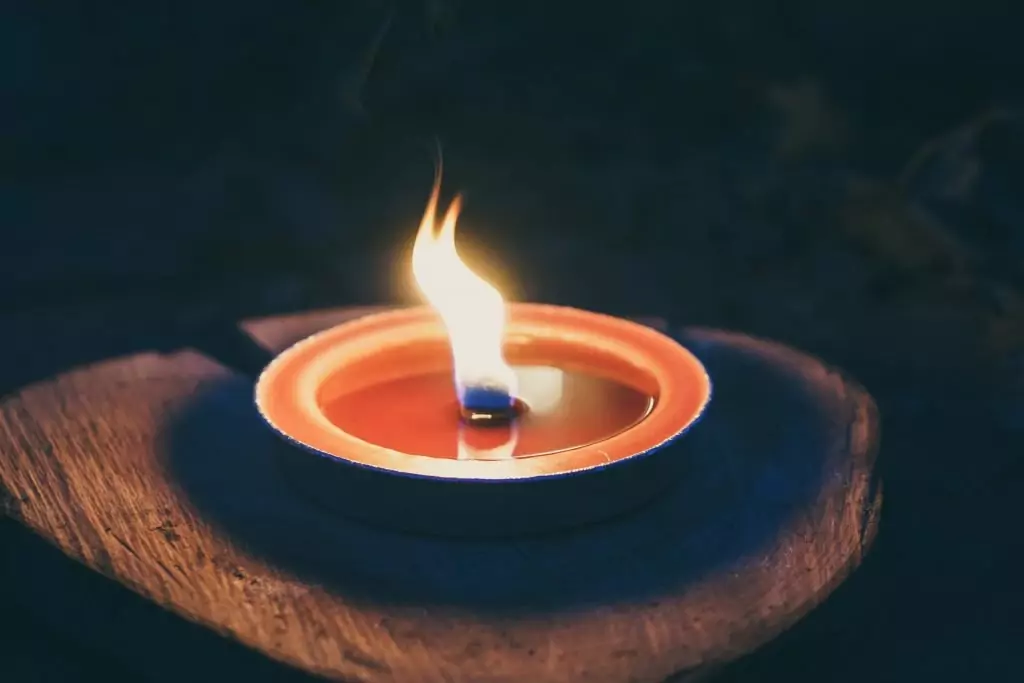 Огън от свещ