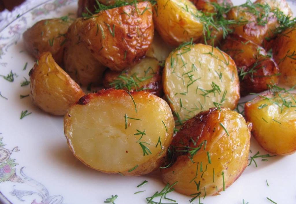 Пресни картофи на фурна с копър
