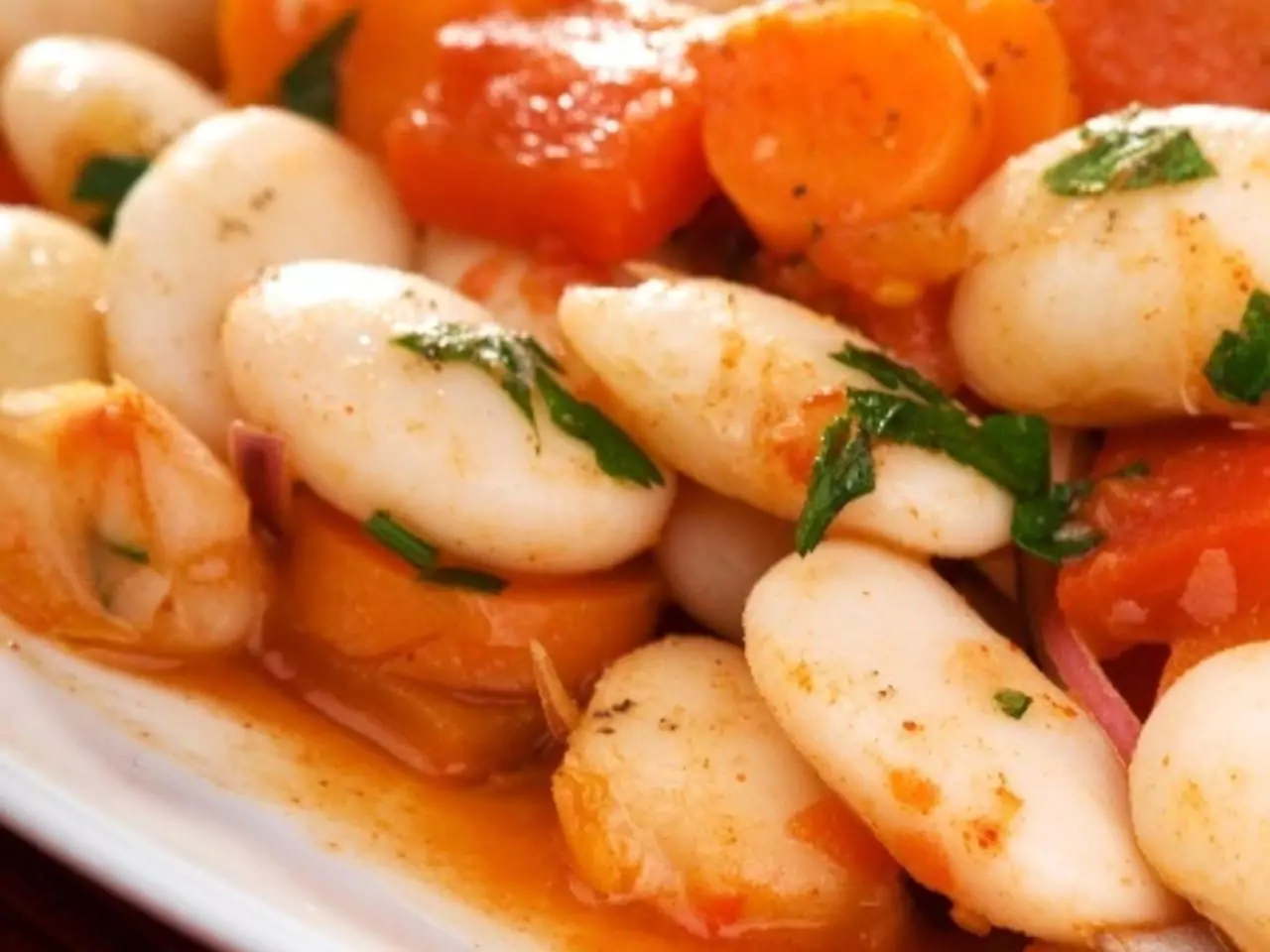 Бобена салата с моркови и печени чушки