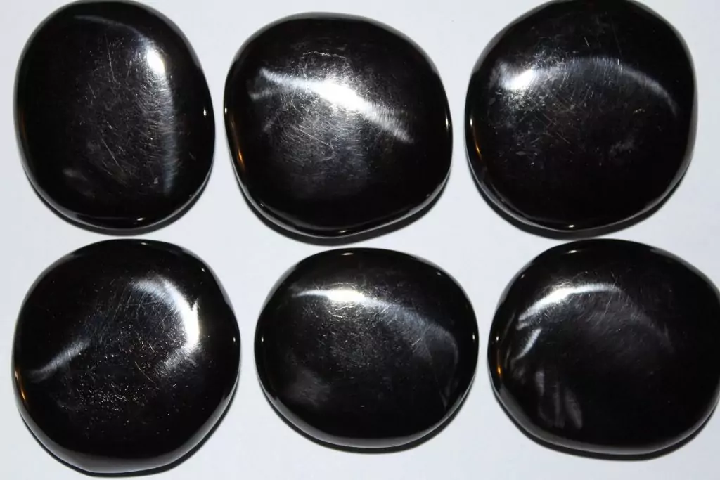 Скъпоценните камъни и зодиите - Черен кехлибар Скъпоценните камъни и зодиите - Черен кехлибар