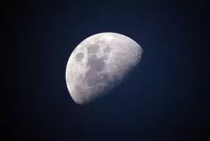 Луната съпътства щастието