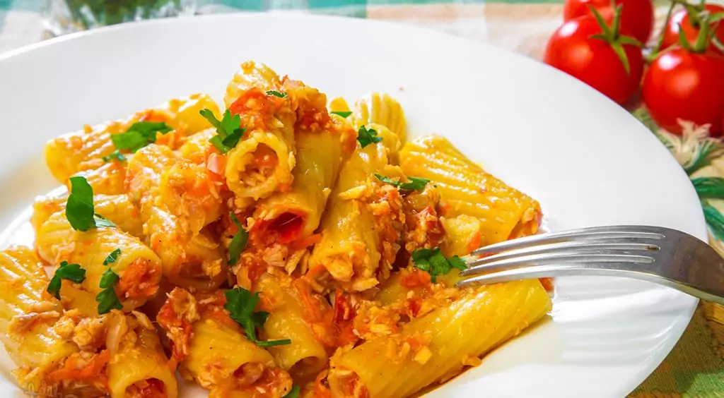Макарони с доматен сос
