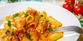 Макарони с доматен сос