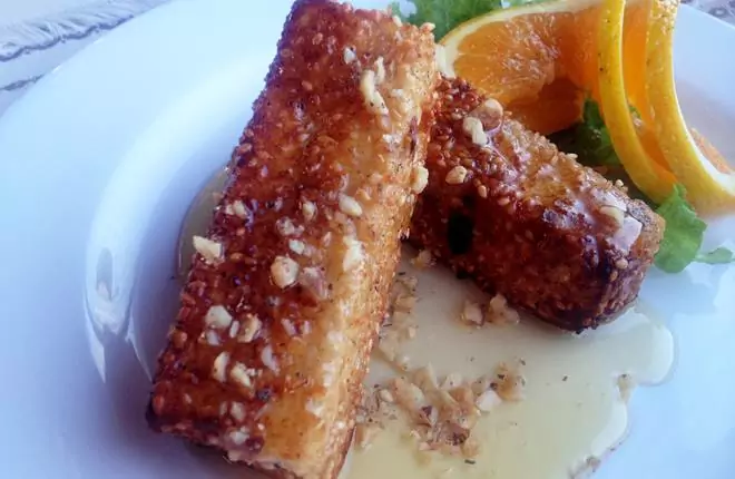 Печено сирене с мед и орехи