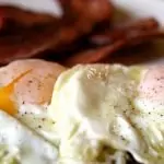 Пържени яйца с бекон