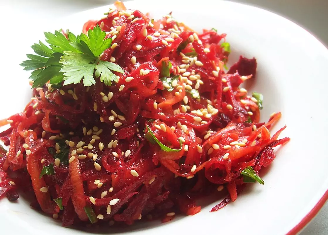 Салата с червено цвекло и сусам