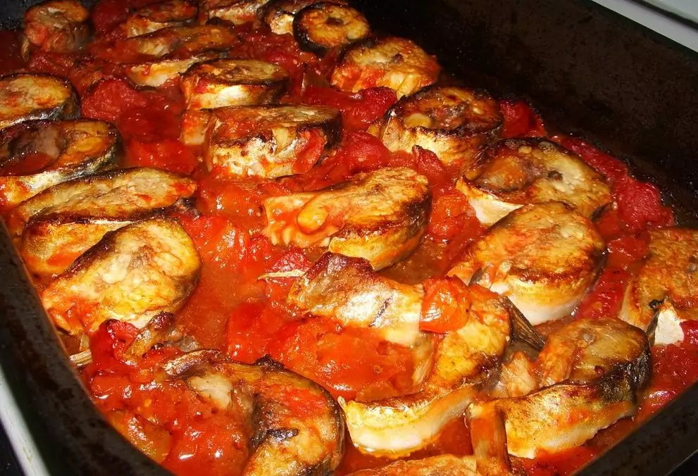 Скумрия с доматен сос на фурна