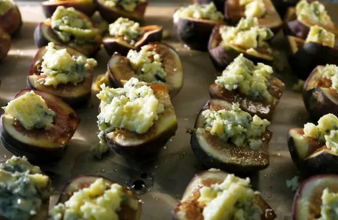 Запечени смокини с мед и сирене