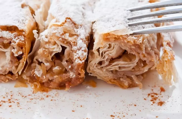 Банички с ябълки