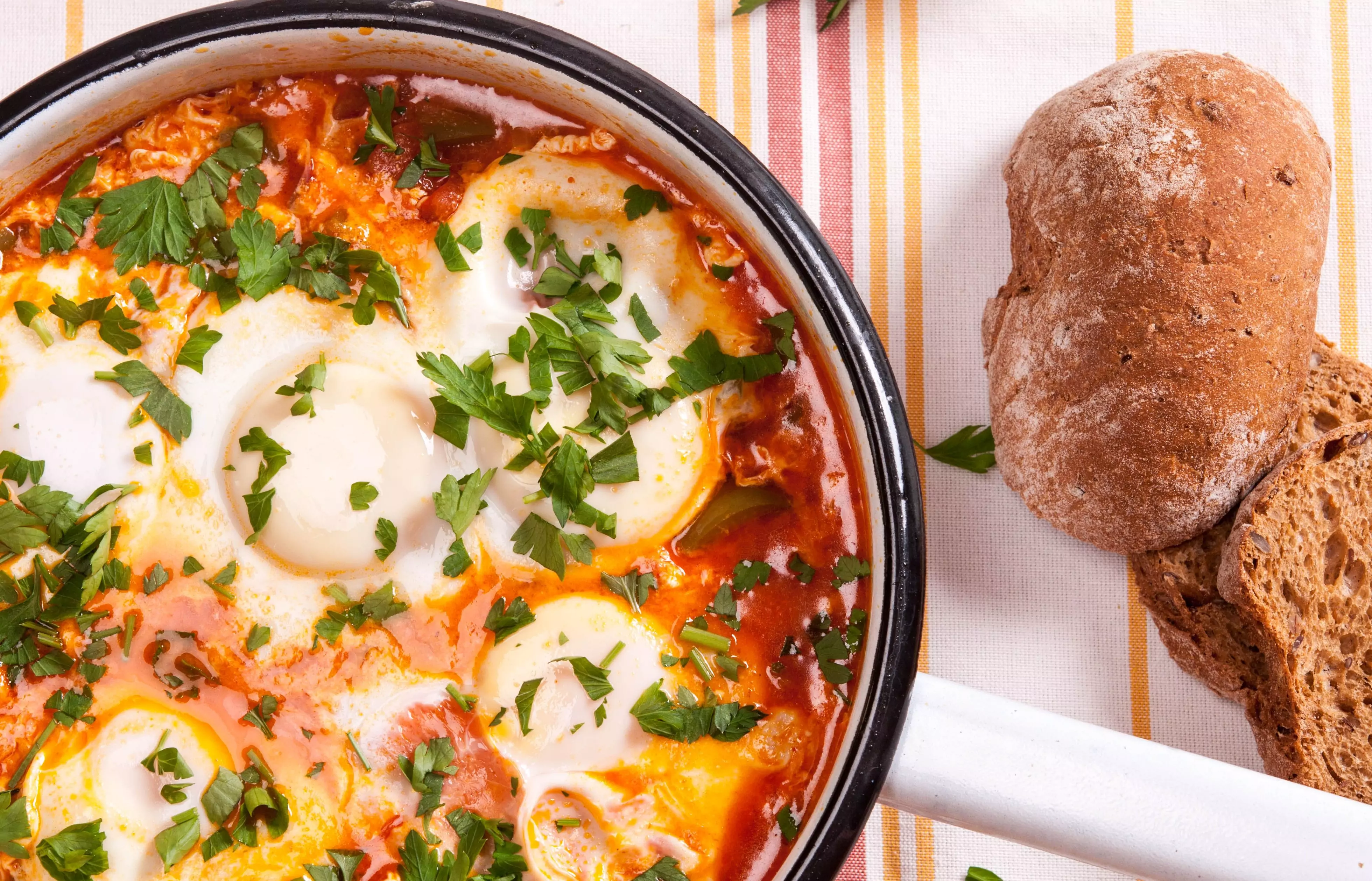 Доматен сос и яйца