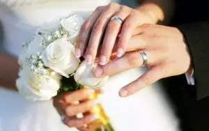 Защо носим венчалния пръстен на безименния пръст