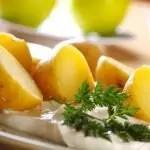 Вкусни картофи на фурна с бял сос