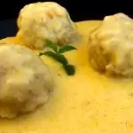 Кюфтета с бял сос (фрикасе)