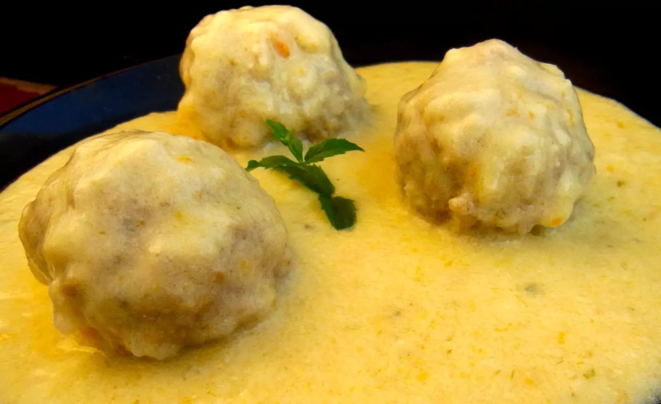 Кюфтета с бял сос