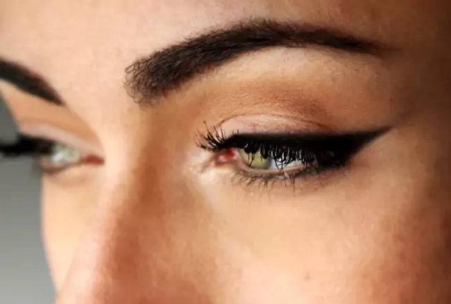 Най-добрата техника за очна линия