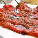 Печени чушки с доматено сосче