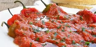 Печени чушки с доматено сосче