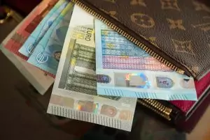 Изберете цвета на портфейла според зодията за богатство