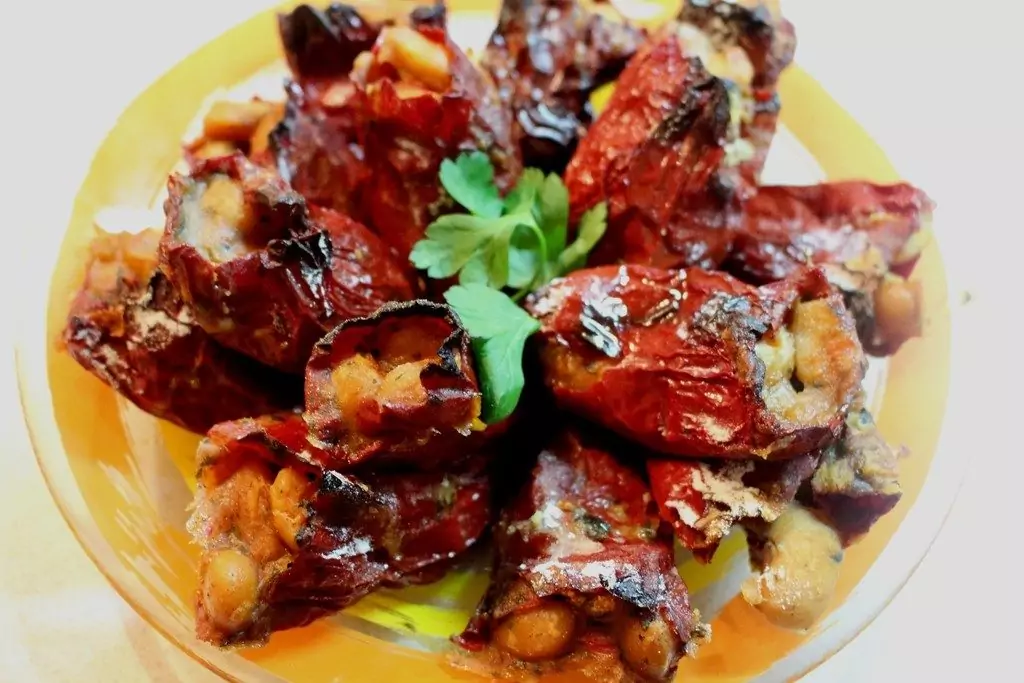 Пълнени чушки с боб и кисело зеле