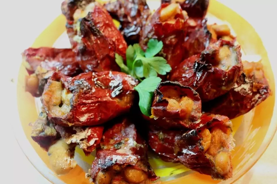 Пълнени чушки с боб и кисело зеле