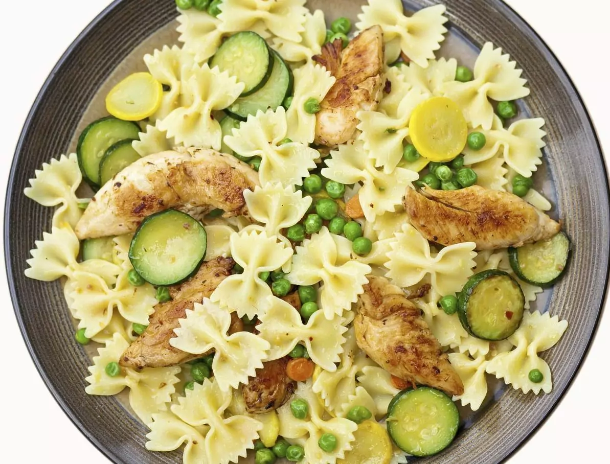 Салата фарфале с пилешко месо