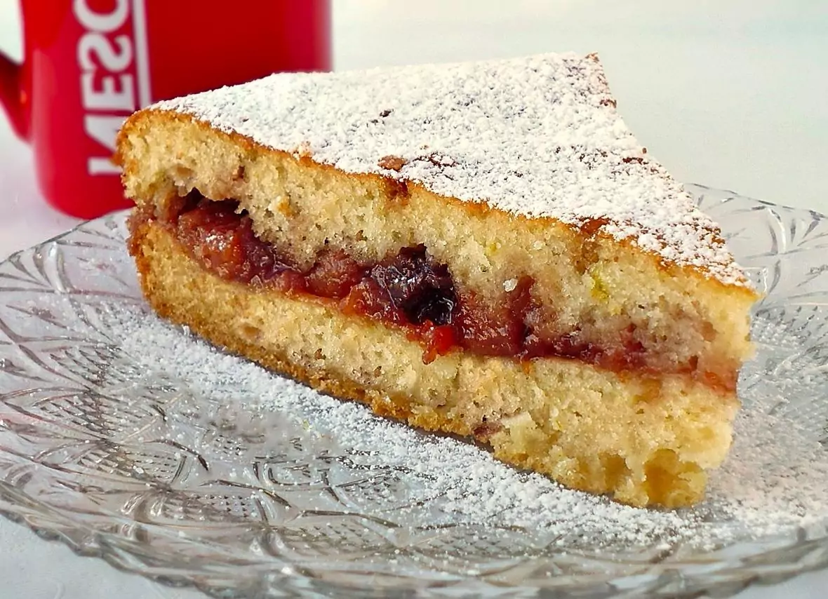 Сладкиш с конфитюр