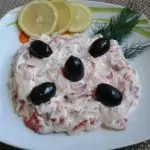 Салата крема сирене и червени чушки