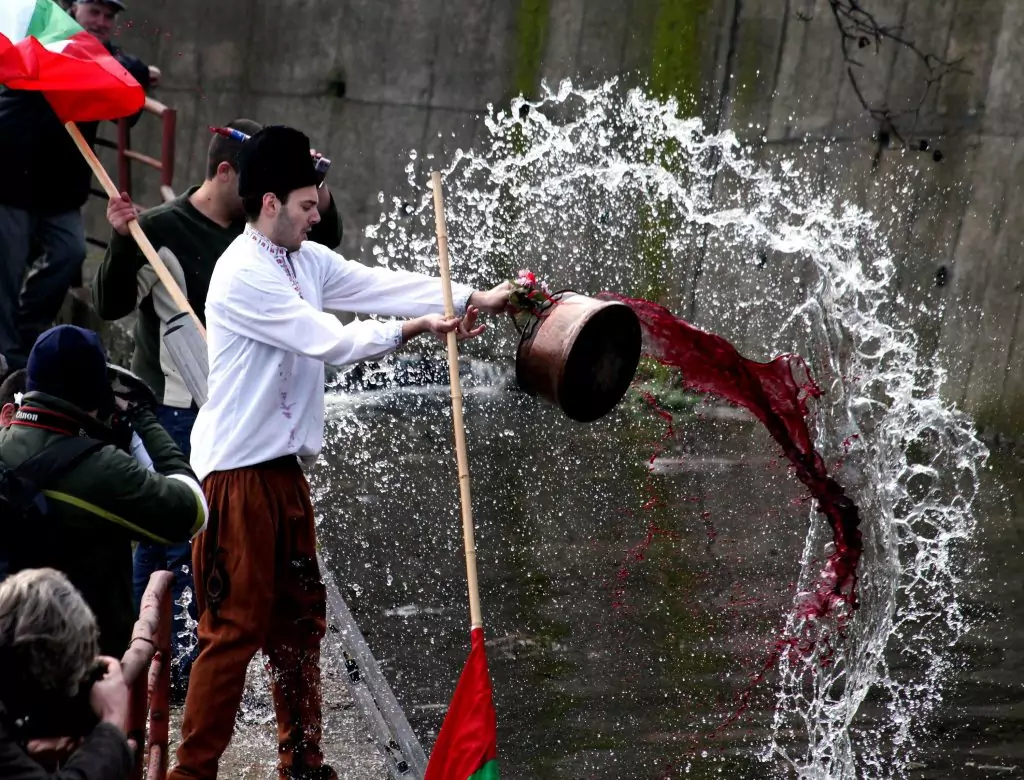 Обредното къпане за здраве Обредното къпане за здраве