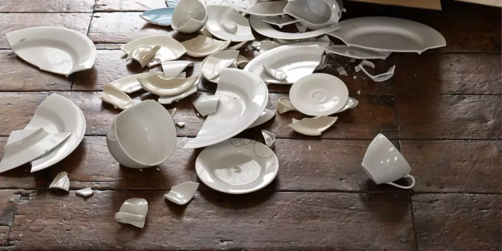 Счупена чиния Счупена чиния