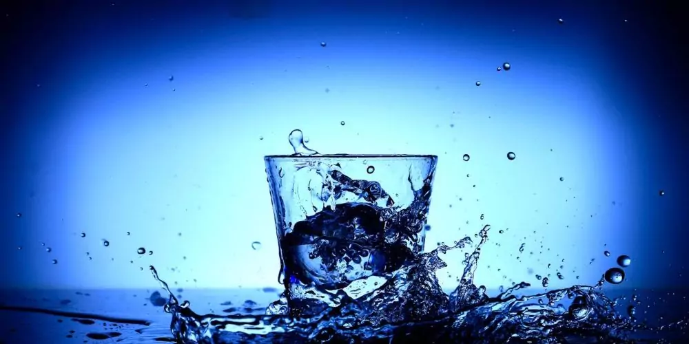 Сбъдване на желания по време на пълнолуние - чаша вода Сбъдване на желания по време на пълнолуние - чаша вода