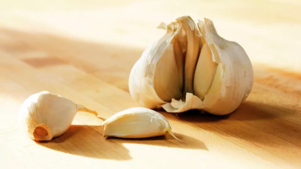 Чесън и дафинов лист в стъкленица ни носят късмет Чесън и дафинов лист в стъкленица ни носят късмет