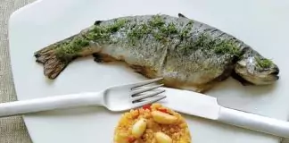 Печена пъстърва с лимоново масло и булгур