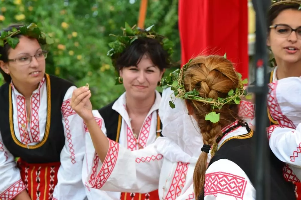 Български следсватбени обичаи и обреди Български следсватбени обичаи и обреди