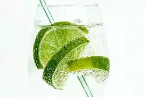 Лечебната сила на водата с лимон