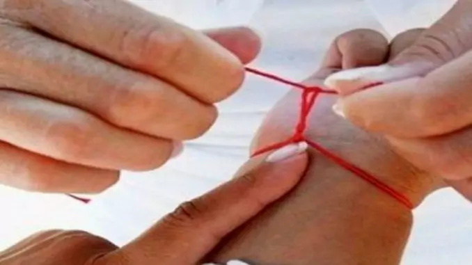 Червен конец се връзва на малки деца