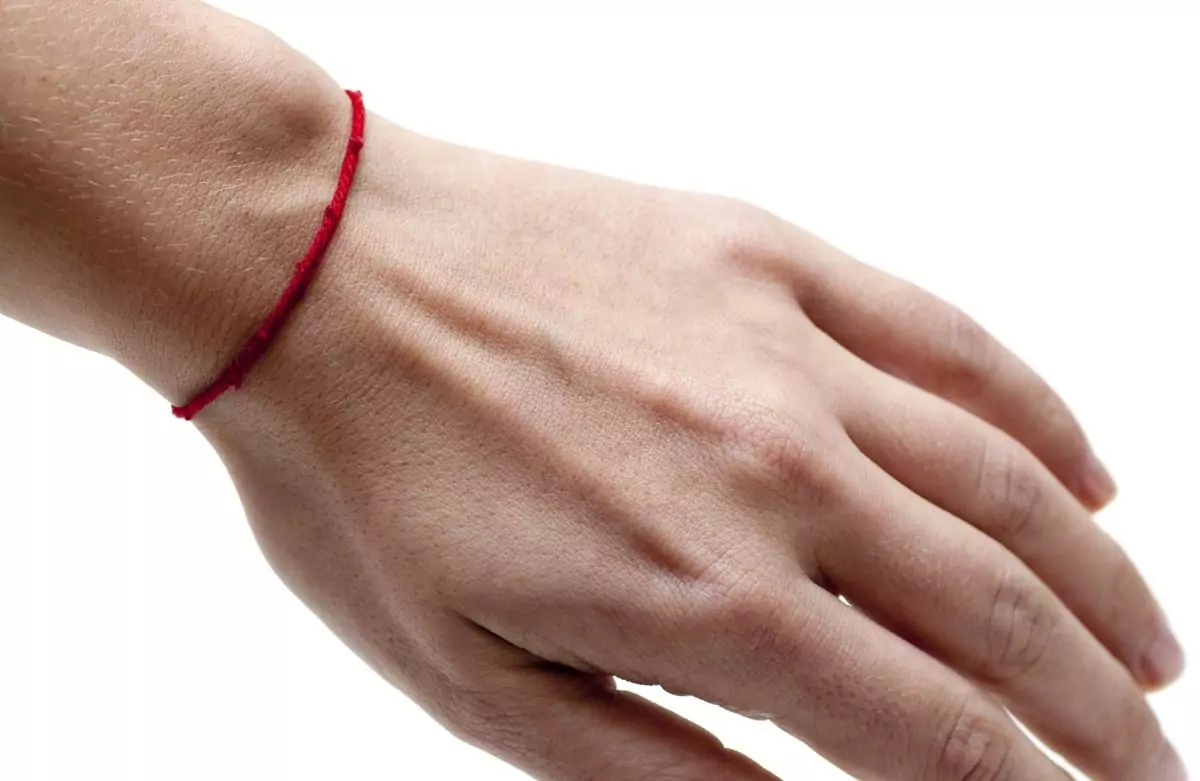 Как да носим червен конец