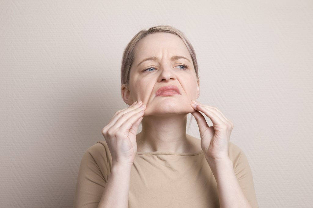 Защо кожата на лицето увисва преждевременно?