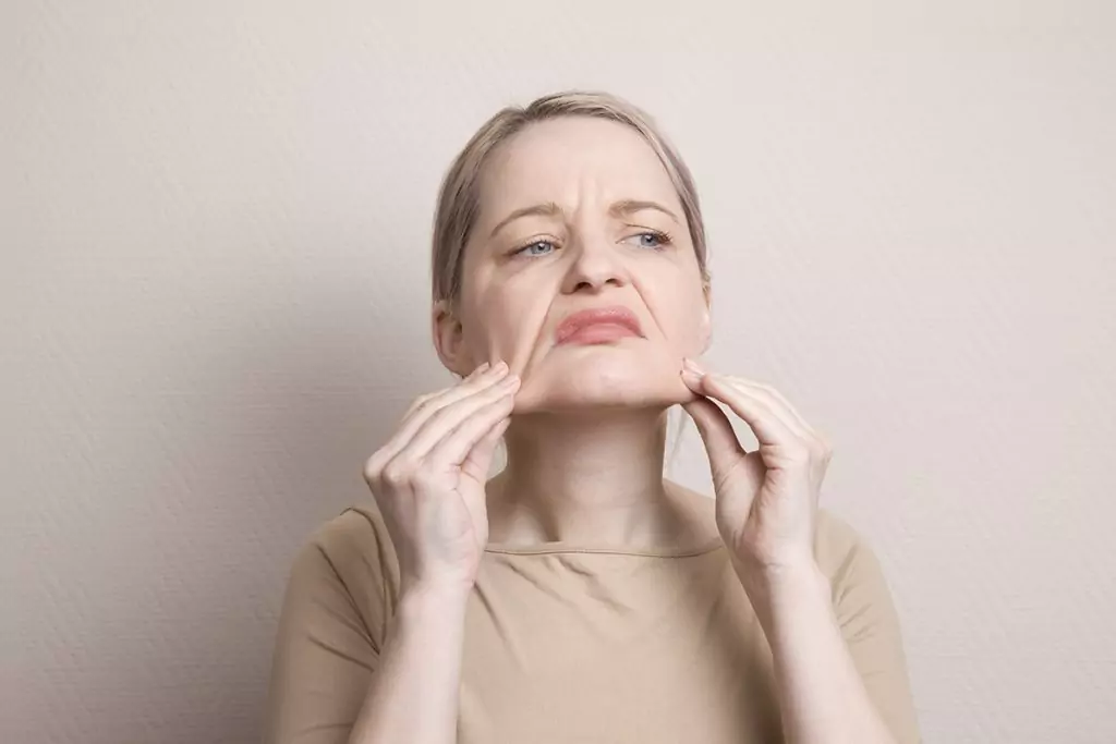 Защо кожата на лицето увисва преждевременно? Защо кожата на лицето увисва преждевременно?