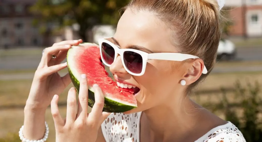 Диня на корем а коремът се топи Диня на корем а коремът се топи