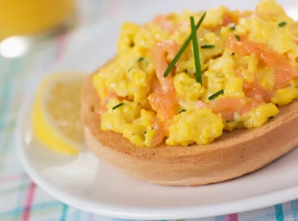 Бъркани яйца със сьомга