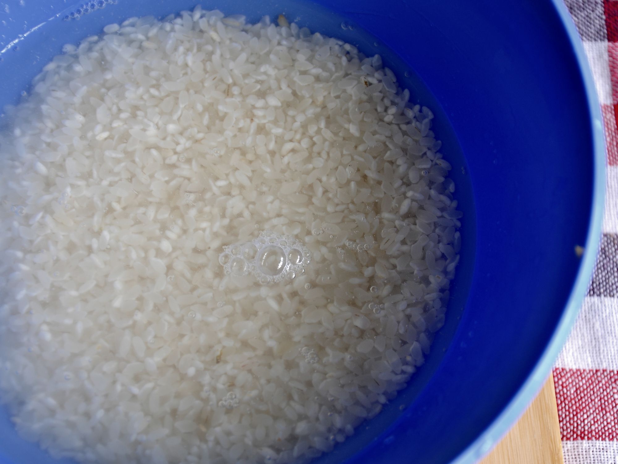 Каша рисовая на воде рассыпчатая в кастрюле. Круглозерный рис рассыпчатый. Рис круглозерный вареный. Рассыпчатый рис в кастрюле. Круглозерный рис на гарнир рассыпчатый.