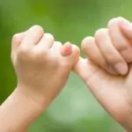 Кое ни прави наивни и доверчиви?