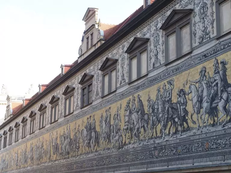 Тълкуване на сън за ГЛАВАТАР (виж ВОДАЧ, ВОЖД, ЛИДЕР)
