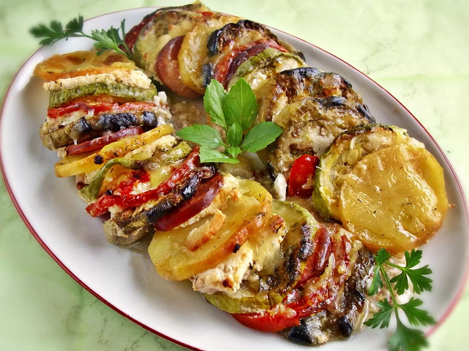 Задушени тиквички с патладжан и гъби