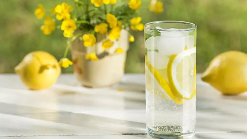 Вода с лимон