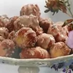 Бухтички с череши и шоколадов сос