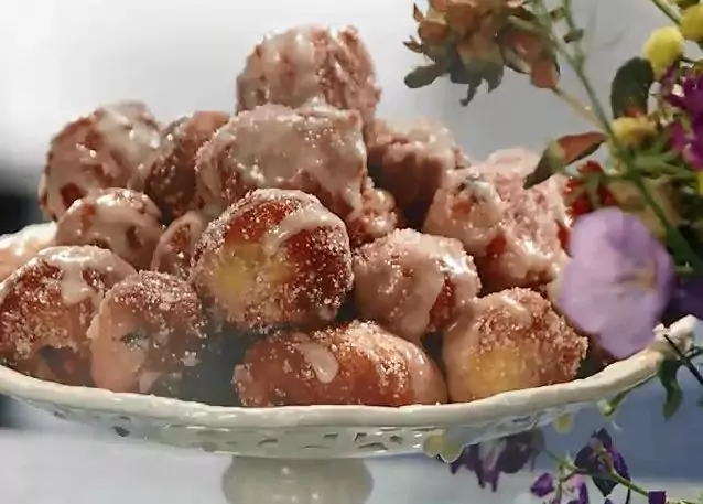 Бухтички с череши и шоколадов сос