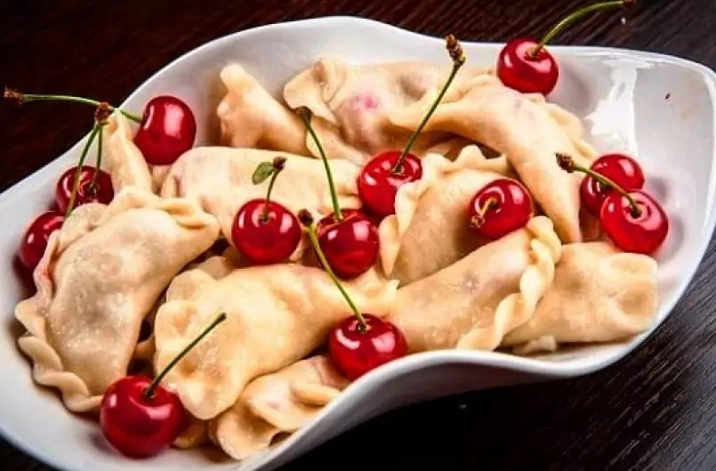 Кнедли с извара и череши