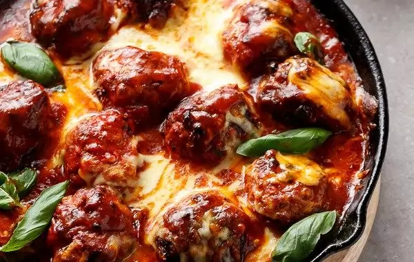 Кюфтета на тиган с доматен сос и кашкавал