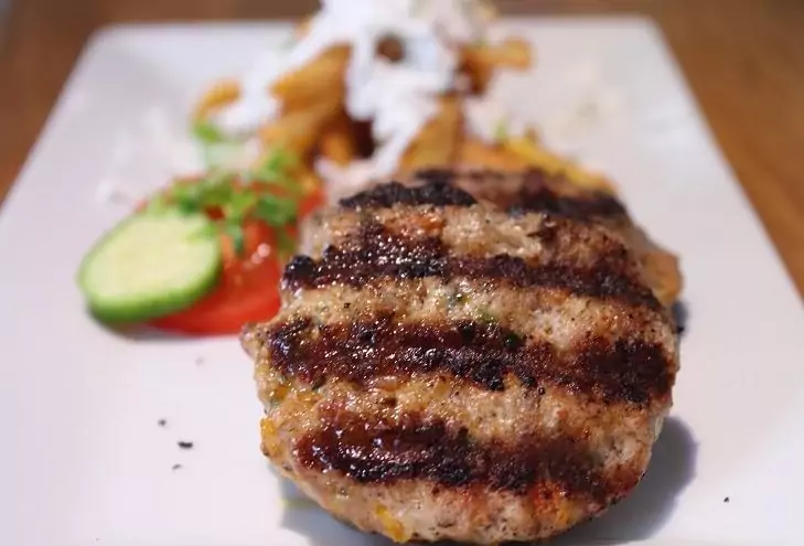 Кюфтета от свинска и телешка кайма на скара